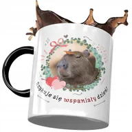 Kubki - Kubek Czarny Kapibara na Urodziny Imieniny Prezent z Nadrukiem ze Zdjęciem + Opakowanie na prezent (wzór 01) - miniaturka - grafika 1