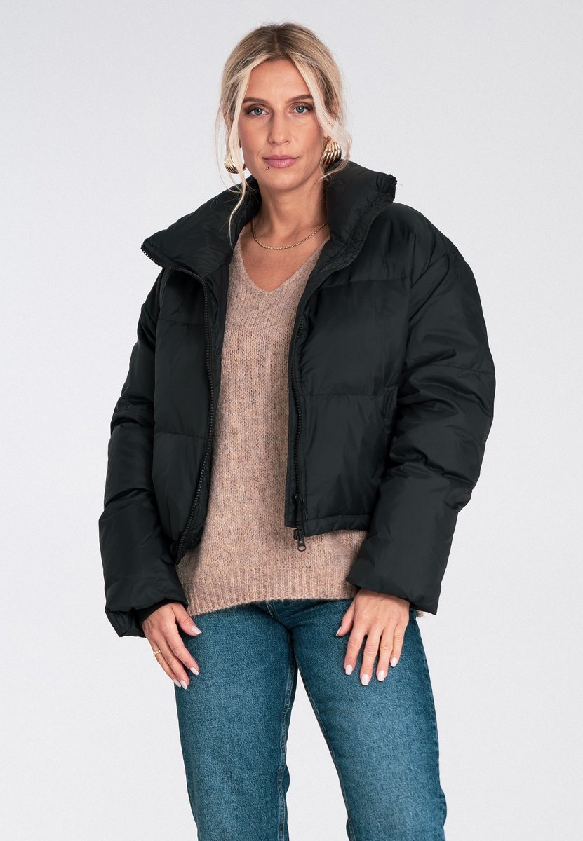 Krótka ocieplana kurtka damska pikowana z kołnierzem stójką, regular fit, zapinana na zamek - M1232, czarny, S