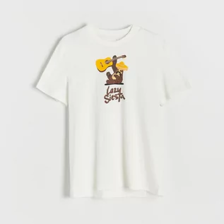 Koszulki męskie - Reserved T-shirt regular z nadrukiem z leniwcem - Kremowy - grafika 1
