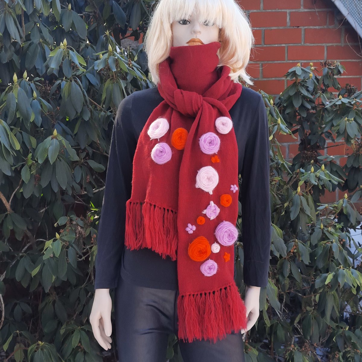 Bordowy szalik z haftowanymi ręcznie kwiatami.