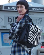 Torebki damskie - Duża torba skórzana. Zestaw Black and white z paskiem z frędzlami - miniaturka - grafika 1