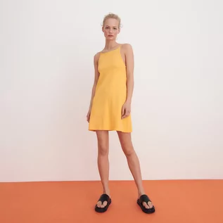 Sukienki - Reserved Sukienka z wiskozą - Żółty - grafika 1
