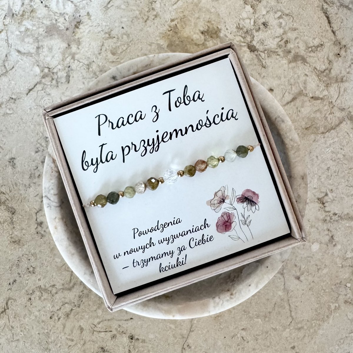 Bransoletka Praca z Tobą była przyjemnością z zielonym granatem, kryształem górskim i hematytem – symbol siły, wdzięczności i nowego początku
