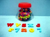 Zabawki kreatywne - Hipo Literki cyferki 80szt wiaderko. - miniaturka - grafika 1