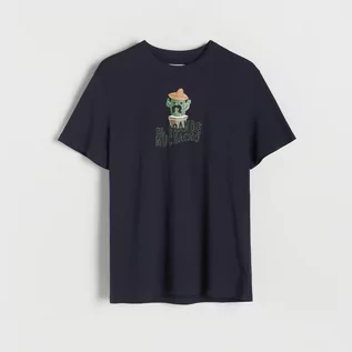 Koszulki męskie - Reserved T-shirt regular z nadrukiem - Granatowy - grafika 1