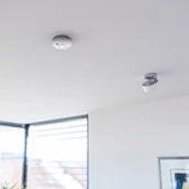 Czujniki czadu, dymu, gazu - Brennenstuhl Czujnik dymu i ciepła sterowany za pomocą WiFi, biały - miniaturka - grafika 1