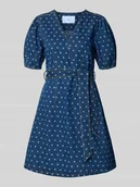 Sukienki - Sukienka jeansowa o długości do kolan z wiązanym paskiem model ‘PRIKKA’ - miniaturka - grafika 1