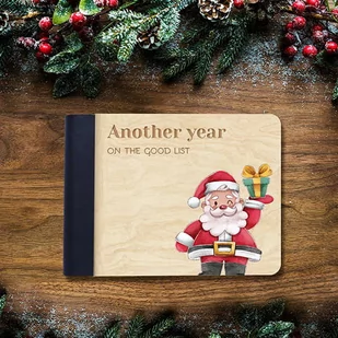 Drewniany MINI FOTO ALBUM na zdjęcia MIKOŁAJ Z PREZENTEM NA ŚWIĘTA z grawerowaną okładką z czarnymi kartami  prezent na święta - Albumy fotograficzne - miniaturka - grafika 1