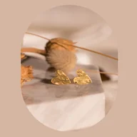 Kolczyki - Małe kolczyki złote serca z fakturą - sztyfty - miniaturka - grafika 1