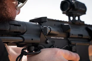 Strike Industries - Dosyłacz zamka AR Extended Forward Assist do AR-15/AR-10 - Czarny - SI-AR-E-FA-BK - Osprzęt do wiatrówek - miniaturka - grafika 8