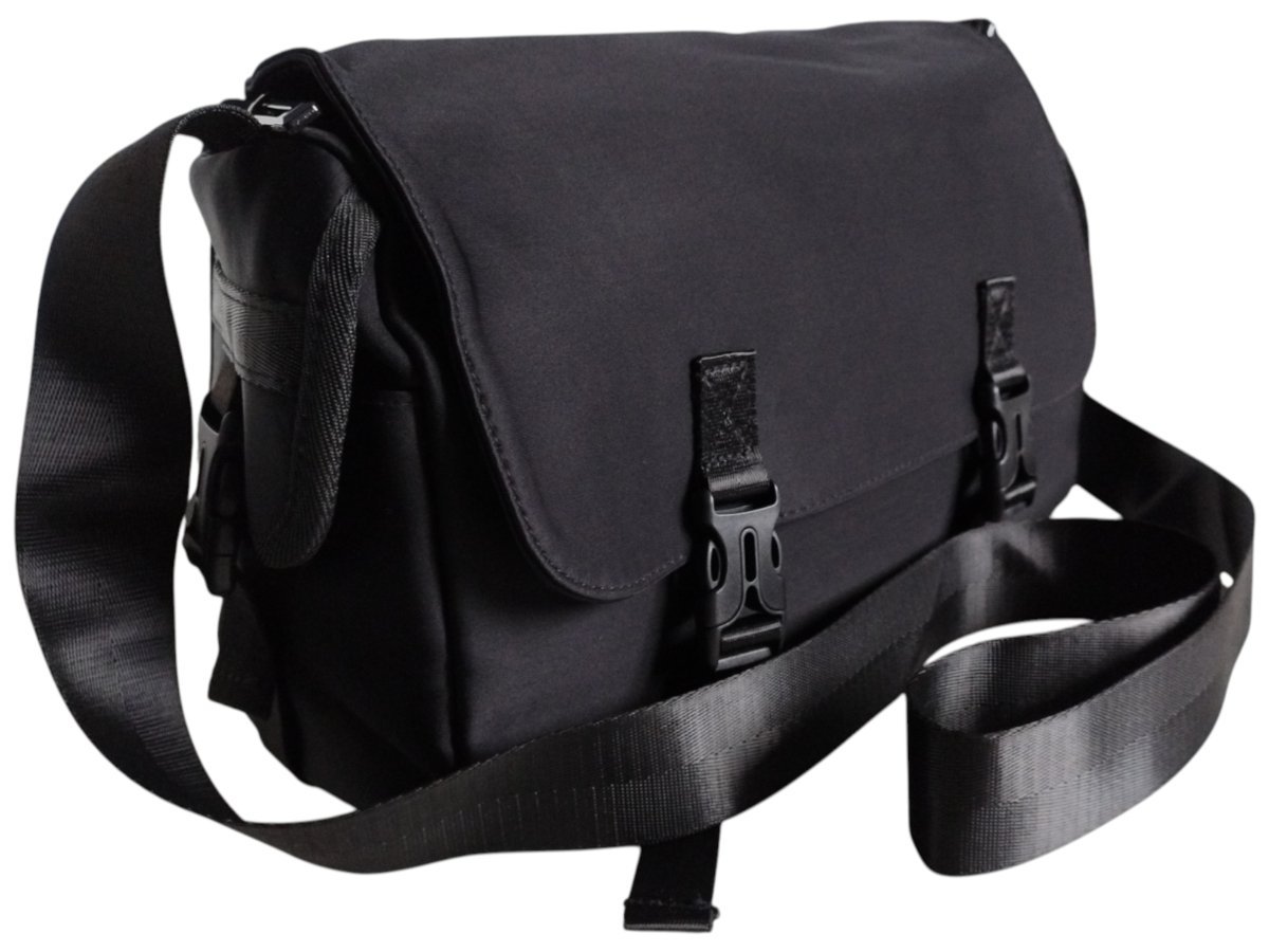 Czarna Torba na Ramię z Klapą, Pojemna Listonoszka, Zapięcie Klamry, Unisex