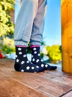 Skarpetki damskie - Skarpetki z białymi kwiatami i różowymi akcentami - miniaturka - grafika 1