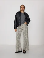 Spodnie damskie - Reserved - Jeansy w zwierzęcy wzór - beżowy - miniaturka - grafika 1