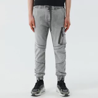 Spodnie męskie - Cropp - Szare jeansowe joggery cargo - Jasny szary - grafika 1