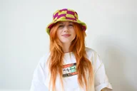 Czapki damskie - Kolorowy szydełkowy bucket hat, dragonfruit & lime green - miniaturka - grafika 1