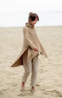 Swetry damskie - Sweter ponczo z rękawami i golfem - kamelowy - grafika 1