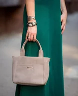 Torebki damskie - Kuferek listonoszka z nubuku tapicerskiego w kolorze ciemny beż - miniaturka - grafika 1