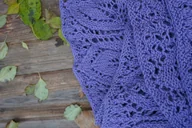 Apaszki i szaliki damskie - Ręcznie dziergany fioletowy szal z merino z motywem liści - miniaturka - grafika 1