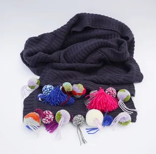 Długi, ciepły szalik ozdobiony pomponami. - Apaszki i szaliki damskie - miniaturka - grafika 1