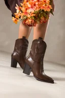 Botki damskie - Czekoladowe botki damskie kowbojki wycięta haftowana cholewka ścięty obcas klocek Casu 8648 - miniaturka - grafika 1