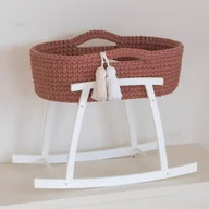 Domki dla lalek - Kołyska dla lalki- Kosz Mojżesza (SUNSET) z materacem, pościelą, frędzlami + drewniana podstawa biała - miniaturka - grafika 1