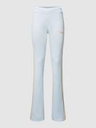 Spodnie damskie - Spodnie dresowe o rozkloszowanym kroju z wyhaftowanym logo model ‘Estero’ - miniaturka - grafika 1