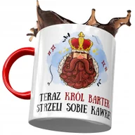 Kubki - Kubek Czerwony Dla Bartłomieja Bartka Kolegi Męża z Nadrukiem ze Zdjęciem + Opakowanie na prezent (wzór 03) - miniaturka - grafika 1