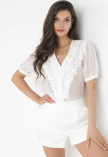 Biała Bluzka z Ozdobną Koronką przy Dekolcie i Krótkimi Rękawami Taniska - Bluzki damskie - miniaturka - grafika 1