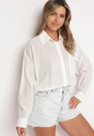 Koszule damskie - Biała Bawełniana Koszula z Dłuższym Tyłem z Ozdobną Kieszonką i Gumką Ralena - miniaturka - grafika 1
