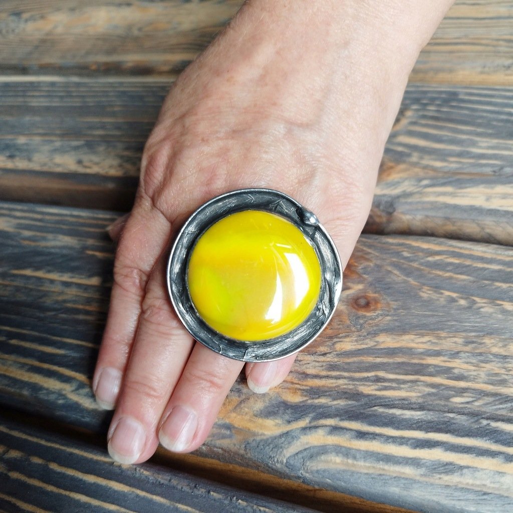 Okazały duży słoneczno żółty - regulowany pierścionek witrażowy