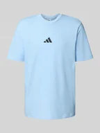 Koszulki męskie - T-shirt z wyhaftowanym logo i okrągłym dekoltem - miniaturka - grafika 1