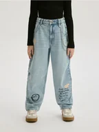 Spodnie i spodenki dla dziewczynek - Reserved - Jeansy skater z nadrukiem SmileyWorld® - niebieski - miniaturka - grafika 1