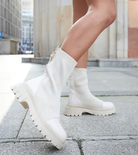 Beżowe skarpetkowo-lakierowane botki Albertina-39 - Botki damskie - miniaturka - grafika 1