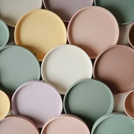 Miseczki i talerzyki dla dzieci - Mushie Silikonowy Talerzyk z Przyssawką Classic Cambridge Blue - miniaturka - grafika 1