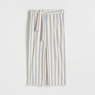 Spodnie i spodenki dla dziewczynek - Reserved - Luźne spodnie w paski - Biały - grafika 1