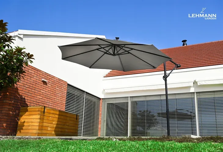 Parasol z wysięgnikiem Lehmann szary 350 x 240 cm z lampami solarnymi LED