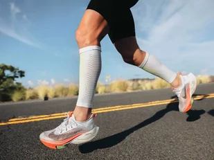 COMPRESSPORT Opaski kompresyjne na łydki R2 AERO white/primerose - Pozostały sprzęt i akcesoria do ćwiczeń - miniaturka - grafika 5
