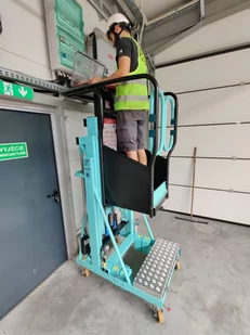 Podnośnik osobowy (udźwig: 140 kg, wymiary platformy: 48x69 cm, maks. wysokość robocza: 482 cm) 00081565 - Wózki magazynowe - miniaturka - grafika 13