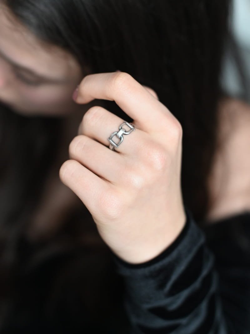 Pierścionek z kokardką srebrny grafitowy