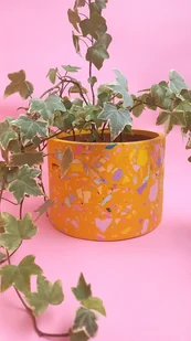 Osłonka na doniczkę, musztardowa doniczka, kolorowe lastryko - Donice - miniaturka - grafika 1