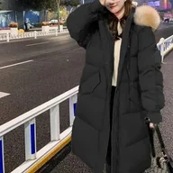 Kurtki damskie - Zimowa kurtka damska z kapturem i futerkiem - Czarny - miniaturka - grafika 1