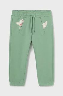 Spodnie i spodenki dla chłopców - Mayoral spodnie dresowe niemowlęce kolor zielony z nadrukiem - grafika 1