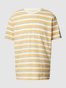 Koszulki męskie - T-shirt z wiskozy ze wzorem w paski - miniaturka - grafika 1