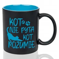 Kubki - Kubek Czarny Wnętrze Niebieskie KOT NIE PYTA KOT ROZUMIE Grawer Mix Wzory - miniaturka - grafika 1