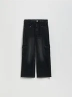 Spodnie i spodenki dla dziewczynek - Reserved - Jeansy wide leg z kieszeniami cargo - czarny - miniaturka - grafika 1