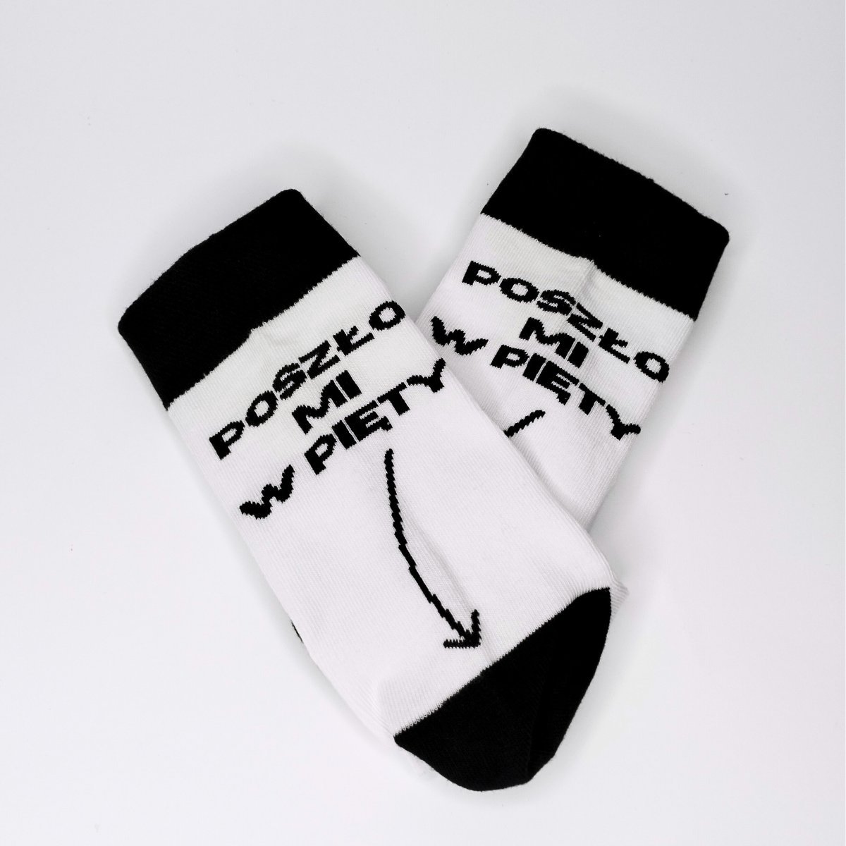 Długie skarpetki białe z tekstem poszło mi w pięty