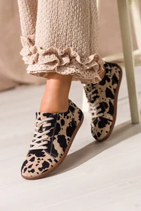 Beżowe buty barefoot skórzane damskie szerokie w czarne krowie łaty na elastycznej płaskiej podeszwie sznurowane PRODUKT POLSKI Casu N1120 - Półbuty damskie - miniaturka - grafika 1