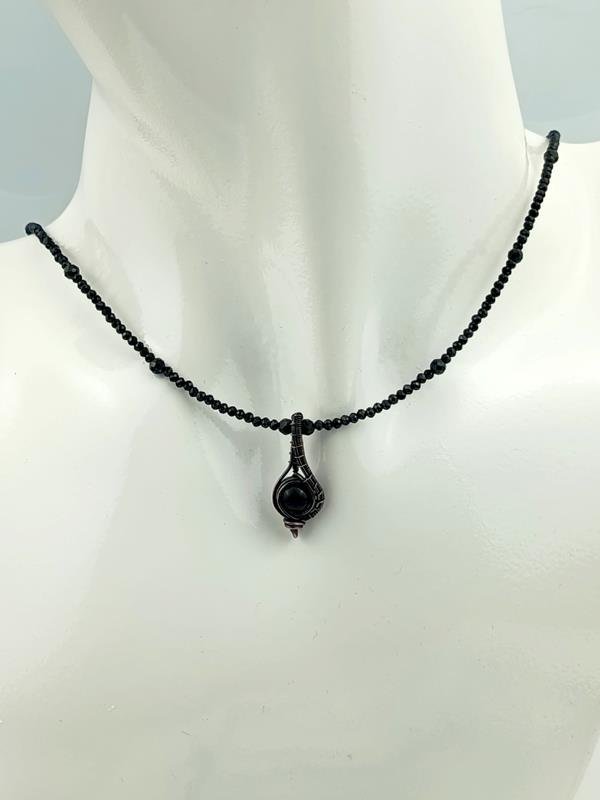 Naszyjnik z czarnym spinelem i agatem, długość 44 + 4.5 cm, wisiorek 2.5x1 cm, waga 6.3 grama, miedź, 22 rocznica ślubu, rękodzieło