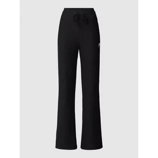 Spodnie damskie - Spodnie dresowe z wyhaftowanym logo model NB ATHLETICS TRACK PANT - New Balance - grafika 1