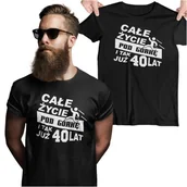 Gadżety dla niej i dla niego - Koszulka na urodziny na 40 czterdziestkę z nadrukiem Całe życie pod górkę i tak już 40 lat - miniaturka - grafika 1